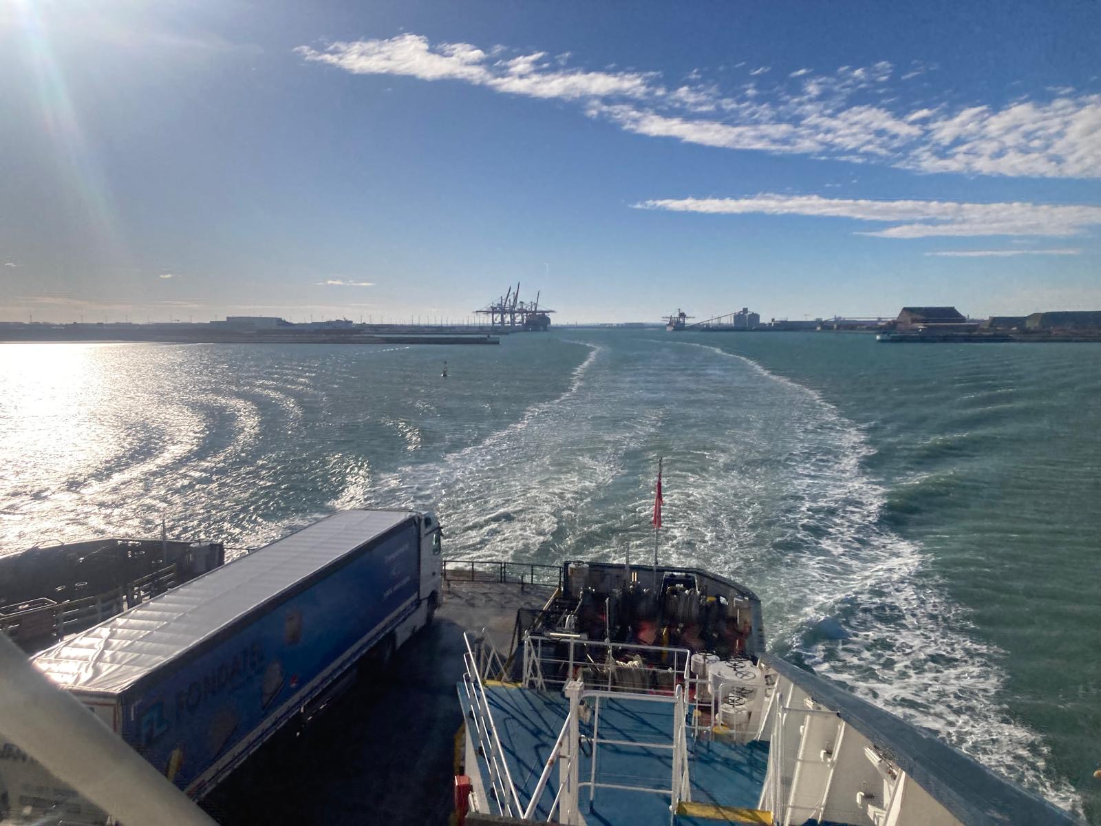 Ausfahrt aus dem Hafen Dover bei Sonne