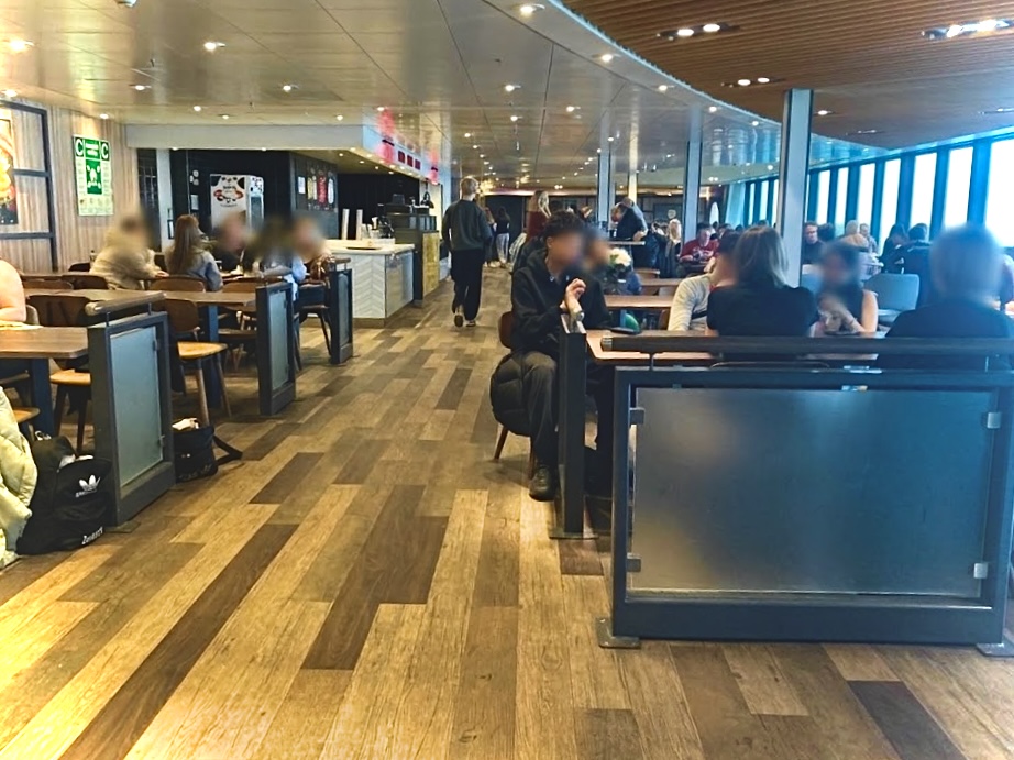 An Bord der Fähre Calais Dover – Deck und Restaurant